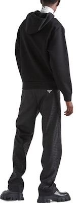 PRADA FW22 Hoodie Hitam Oversized dengan Logo Bersulam dan Tali Serut. UJL34AS22211B3-F0806 Shop PRADA FW22 Hoodie Hitam Oversized dengan Logo Bersulam dan Tali Serut. UJL34AS22211B3-F0806