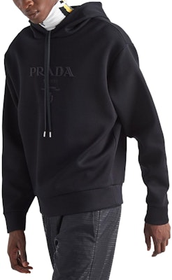 PRADA FW22 Hoodie Hitam Oversized dengan Logo Bersulam dan Tali Serut. UJL34AS22211B3-F0806 Purchase PRADA FW22 Hoodie Hitam Oversized dengan Logo Bersulam dan Tali Serut. UJL34AS22211B3-F0806