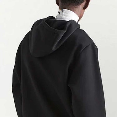 PRADA FW22 Hoodie Hitam Oversized dengan Logo Bersulam dan Tali Serut. UJL34AS22211B3-F0806 Details for PRADA FW22 Hoodie Hitam Oversized dengan Logo Bersulam dan Tali Serut. UJL34AS22211B3-F0806