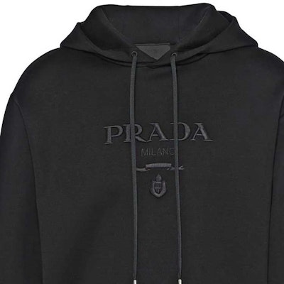PRADA FW22 Hoodie Hitam Oversized dengan Logo Bersulam dan Tali Serut. UJL34AS22211B3-F0806 Sizing PRADA FW22 Hoodie Hitam Oversized dengan Logo Bersulam dan Tali Serut. UJL34AS22211B3-F0806