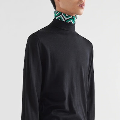 Jersey de Lana con Cuello Alto y Estampado Geométrico Negro PRADA FW22. UMR534-11QV-F0002-S-222 Details for Jersey de Lana con Cuello Alto y Estampado Geométrico Negro PRADA FW22. UMR534-11QV-F0002-S-222