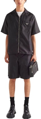 프라다 FW22 블랙 반팔 지퍼 셔츠 칼라 디자인 SC620S22211FCF0002 Lookbook 프라다 FW22 블랙 반팔 지퍼 셔츠 칼라 디자인 SC620S22211FCF0002