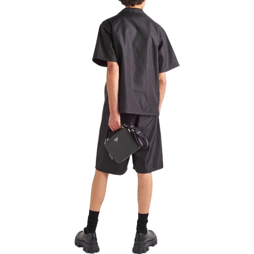 Shop 프라다 FW22 블랙 반팔 지퍼 셔츠 칼라 디자인 SC620S22211FCF0002