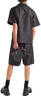 프라다 FW22 블랙 반팔 지퍼 셔츠 칼라 디자인 SC620S22211FCF0002 Shop 프라다 FW22 블랙 반팔 지퍼 셔츠 칼라 디자인 SC620S22211FCF0002