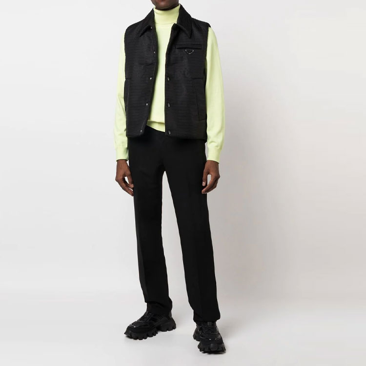 Lookbook PRADA FW22 Jaket Tanpa Lengan Hitam Single-Breasted dengan Logo Terperinci. SGC058-11FC-F0002-S-221