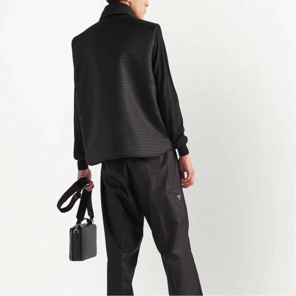 Details for PRADA FW22 Jaket Tanpa Lengan Hitam Single-Breasted dengan Logo Terperinci. SGC058-11FC-F0002-S-221