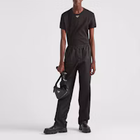 Shop PRADA FW22 黑色純色標誌短袖圓領T恤 UJN824-11ZM-F0002-S-222
