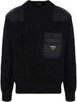 Order PRADA FW22 Sweater Rajutan Wol Hitam dengan Desain Logo Saku. UMB392S22211AP-F0002