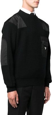 PRADA FW22 Sweater Rajutan Wol Hitam dengan Desain Logo Saku. UMB392S22211AP-F0002 Details for PRADA FW22 Sweater Rajutan Wol Hitam dengan Desain Logo Saku. UMB392S22211AP-F0002