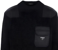 Sizing PRADA FW22 Sweater Rajutan Wol Hitam dengan Desain Logo Saku. UMB392S22211AP-F0002