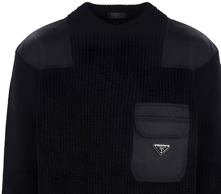 PRADA FW22 Sweater Rajutan Wol Hitam dengan Desain Logo Saku. UMB392S22211AP-F0002 Sizing PRADA FW22 Sweater Rajutan Wol Hitam dengan Desain Logo Saku. UMB392S22211AP-F0002
