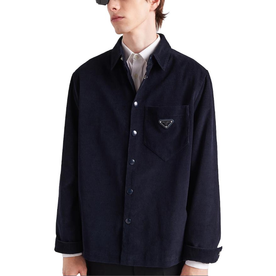 Lookbook PRADA FW22 藍色長袖口袋襯衫附標誌貼章。 SC554M-1JHC-F0SVF-S-221