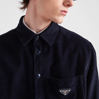 PRADA FW22 藍色長袖口袋襯衫附標誌貼章。 SC554M-1JHC-F0SVF-S-221 Sizing PRADA FW22 藍色長袖口袋襯衫附標誌貼章。 SC554M-1JHC-F0SVF-S-221