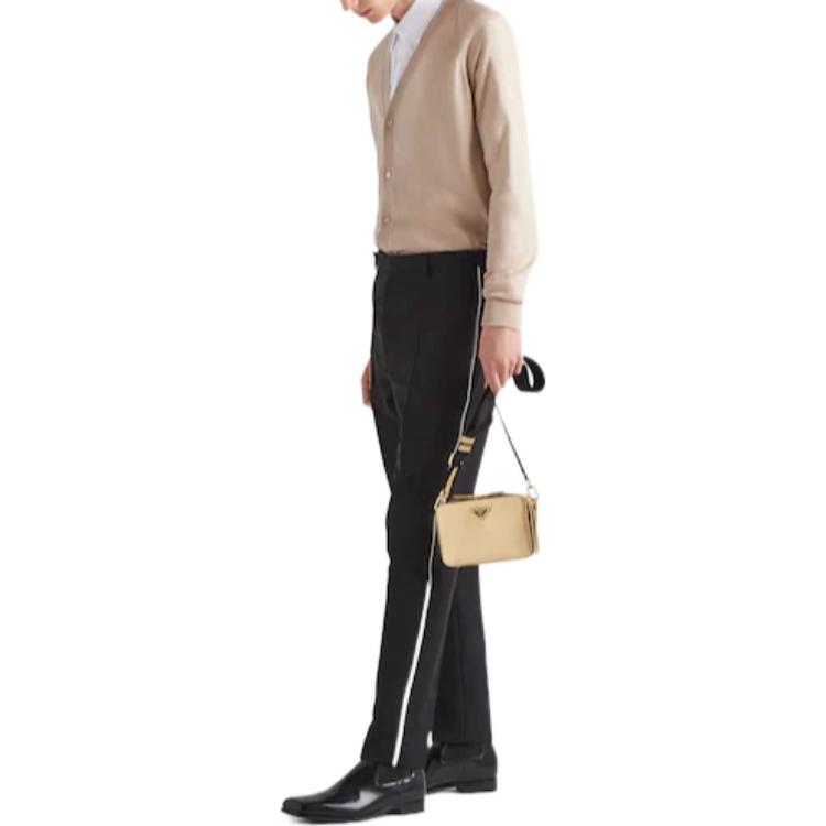 Lookbook PRADA FW22 Sweater Rajut V-Neck Colorblock Kancing Depan Warna Pink Muda. UMC653-J2N-F0627-S-121