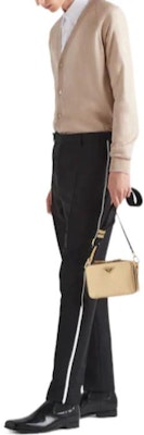 PRADA FW22 Sweater Rajut V-Neck Colorblock Kancing Depan Warna Pink Muda. UMC653-J2N-F0627-S-121 Lookbook PRADA FW22 Sweater Rajut V-Neck Colorblock Kancing Depan Warna Pink Muda. UMC653-J2N-F0627-S-121