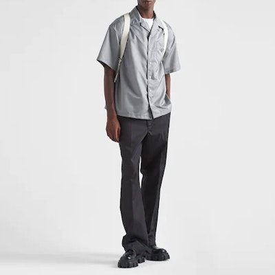 프라다 FW22 그레이 선블록 셔츠 가슴 포켓 로고. SC513-1WQ8-F0K44-S-202 Lookbook 프라다 FW22 그레이 선블록 셔츠 가슴 포켓 로고. SC513-1WQ8-F0K44-S-202