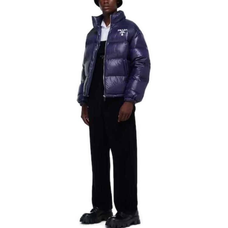 Lookbook PRADA FW22 藍色徽標印花立領菱格外套。 SGC089-11A9-F0SVF-S-222