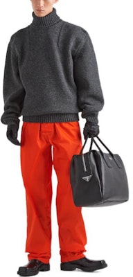 PRADA FW22 Suéter de Lana Acanalado Cuello Alto Gris Pizarra. UMR526-11IO-F0480-S-222 Lookbook PRADA FW22 Suéter de Lana Acanalado Cuello Alto Gris Pizarra. UMR526-11IO-F0480-S-222