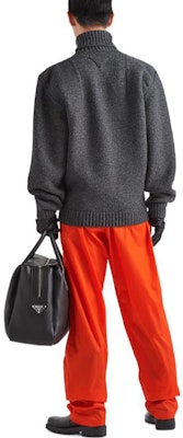 PRADA FW22 Suéter de Lana Acanalado Cuello Alto Gris Pizarra. UMR526-11IO-F0480-S-222 Shop PRADA FW22 Suéter de Lana Acanalado Cuello Alto Gris Pizarra. UMR526-11IO-F0480-S-222