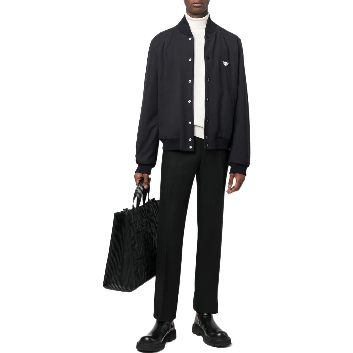 Lookbook Chaqueta Bomber Negra Prada FW22 con Parche Triangular SGC073-11A6-F0002