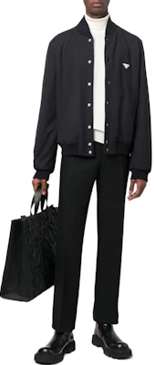 Chaqueta Bomber Negra Prada FW22 con Parche Triangular SGC073-11A6-F0002 Lookbook Chaqueta Bomber Negra Prada FW22 con Parche Triangular SGC073-11A6-F0002