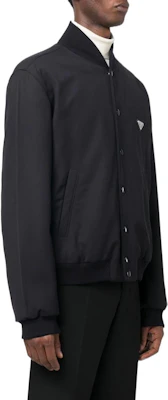 Chaqueta Bomber Negra Prada FW22 con Parche Triangular SGC073-11A6-F0002 Shop Chaqueta Bomber Negra Prada FW22 con Parche Triangular SGC073-11A6-F0002