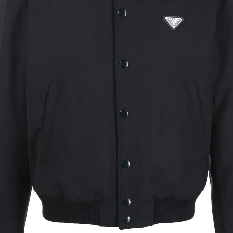 Sizing Chaqueta Bomber Negra Prada FW22 con Parche Triangular SGC073-11A6-F0002