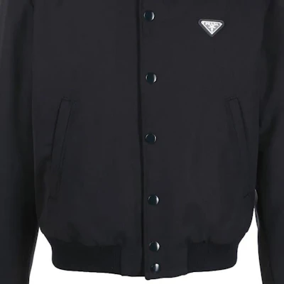 Chaqueta Bomber Negra Prada FW22 con Parche Triangular SGC073-11A6-F0002 Sizing Chaqueta Bomber Negra Prada FW22 con Parche Triangular SGC073-11A6-F0002