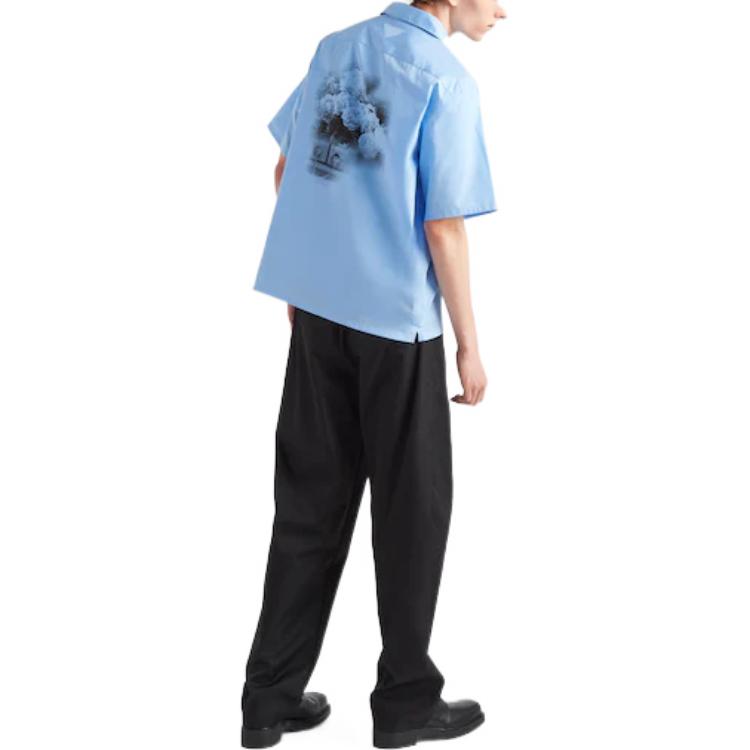 Shop PRADA FW22 天空藍印花短袖休閒襯衫 男款 UCS414-11SR-F0YRX-S-221