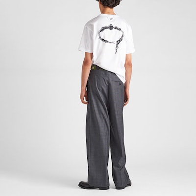 PRADA FW22 三角標刺繡白色短袖男款T恤。 UJN317-10OH-F0009-S-162 Shop PRADA FW22 三角標刺繡白色短袖男款T恤。 UJN317-10OH-F0009-S-162