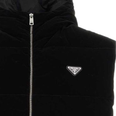 普拉达 FW23 黑色高领拉链无袖羽绒夹克 SGC408-13IM-F0002-S-232 Sizing 普拉达 FW23 黑色高领拉链无袖羽绒夹克 SGC408-13IM-F0002-S-232