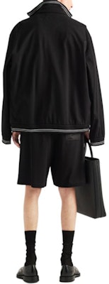 普拉达 FW23 黑色条纹百慕大休闲短裤. UJP234-1YR5-F0806-S-OOO Shop 普拉达 FW23 黑色条纹百慕大休闲短裤. UJP234-1YR5-F0806-S-OOO