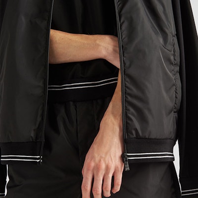 普拉达 FW23 黑色条纹百慕大休闲短裤. UJP234-1YR5-F0806-S-OOO Details for 普拉达 FW23 黑色条纹百慕大休闲短裤. UJP234-1YR5-F0806-S-OOO