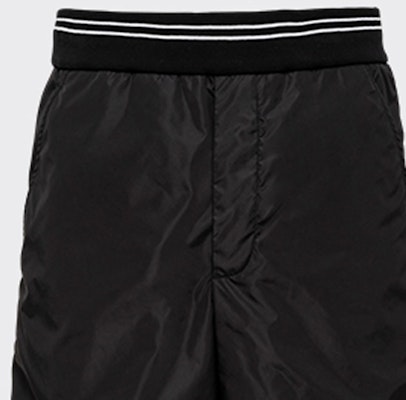 普拉达 FW23 黑色条纹百慕大休闲短裤. UJP234-1YR5-F0806-S-OOO Sizing 普拉达 FW23 黑色条纹百慕大休闲短裤. UJP234-1YR5-F0806-S-OOO