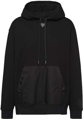 普拉达 FW23 黑色logo加抽绳宽松连帽衫。 UJL45B-11CC-F0002-S-OOO Order 普拉达 FW23 黑色logo加抽绳宽松连帽衫。 UJL45B-11CC-F0002-S-OOO