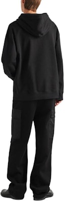 普拉达 FW23 黑色logo加抽绳宽松连帽衫。 UJL45B-11CC-F0002-S-OOO Shop 普拉达 FW23 黑色logo加抽绳宽松连帽衫。 UJL45B-11CC-F0002-S-OOO