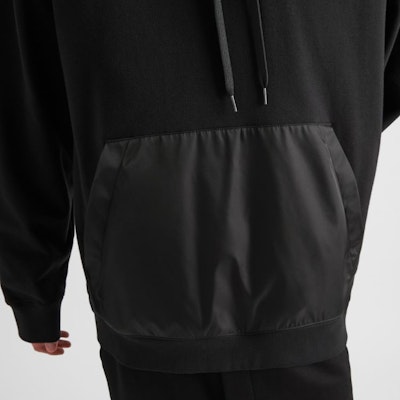 普拉达 FW23 黑色logo加抽绳宽松连帽衫。 UJL45B-11CC-F0002-S-OOO Sizing 普拉达 FW23 黑色logo加抽绳宽松连帽衫。 UJL45B-11CC-F0002-S-OOO