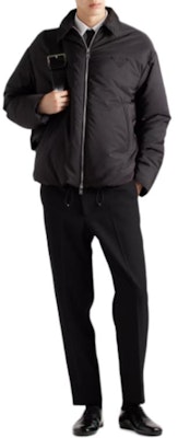 PRADA FW24 男士黑色寬鬆三角標棉質外套. SGC691-1WQ9-F0002-S-OOO Lookbook PRADA FW24 男士黑色寬鬆三角標棉質外套. SGC691-1WQ9-F0002-S-OOO