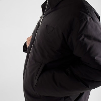 PRADA FW24 男士黑色寬鬆三角標棉質外套. SGC691-1WQ9-F0002-S-OOO Details for PRADA FW24 男士黑色寬鬆三角標棉質外套. SGC691-1WQ9-F0002-S-OOO