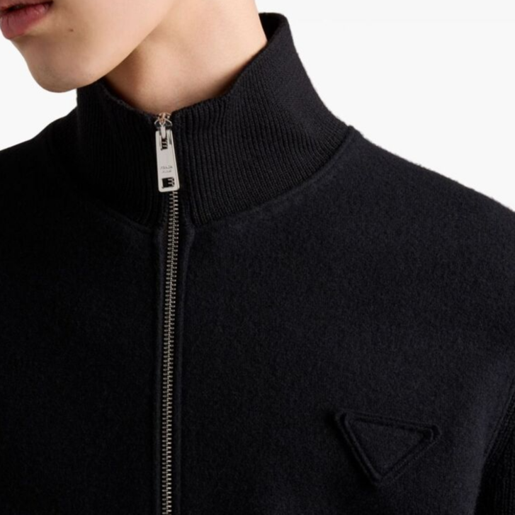 Sizing Prada FW24 黑色羊毛外套，全拉鍊設計，長袖款式附Logo SGC686-1Y5V-F0002-S-OOO