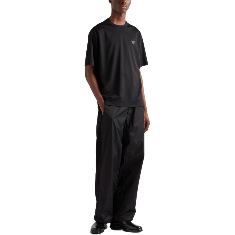 Lookbook PRADA FW24 Kemeja-T Hitam Logo Patch Warna Solid Crewneck UJN905-1270-SOOO