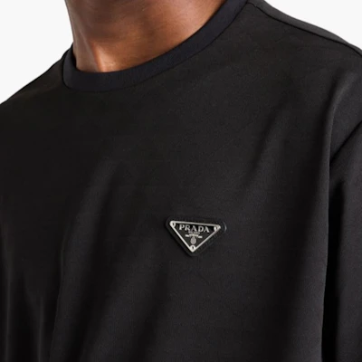PRADA FW24 Kemeja-T Hitam Logo Patch Warna Solid Crewneck UJN905-1270-SOOO Purchase PRADA FW24 Kemeja-T Hitam Logo Patch Warna Solid Crewneck UJN905-1270-SOOO