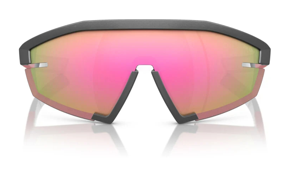 Shop PRADA 男士不規則造型墨鏡 - 黑色標誌設計 PS03ZS15P20A