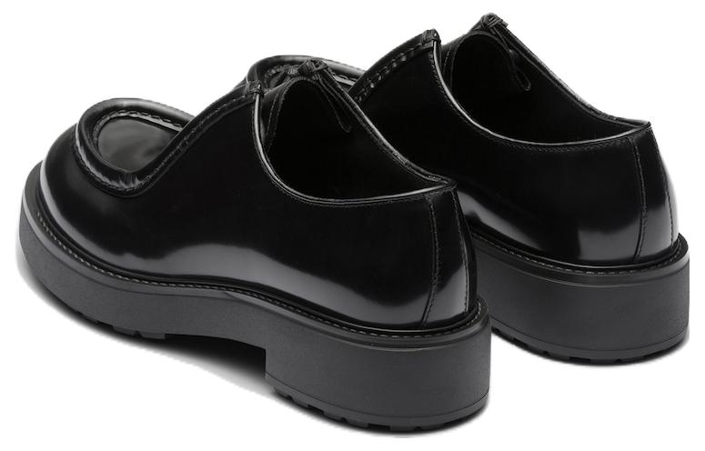 Shop PRADA 皮革綁帶時尚休閒鞋 男款 黑色