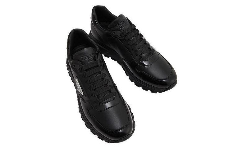 Shop プラダ レザー ローカットスニーカー (黒三角ロゴ) 2EE369_3LKI_F0002_F_G000