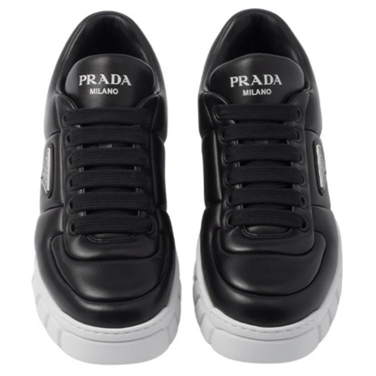 Shop Prada Kasut Kulit Rendah 'Hitam Putih' 2EE386_2DL8_F0632