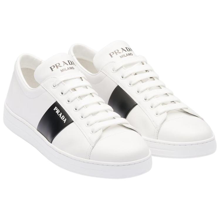 Shop 프라다 화이트 로고 가죽 로우탑 스니커즈 2EE389_QSZ_F0964