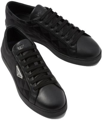 프라다 블랙 가죽 로우탑 스니커즈 2EE376_3LNW_F0002_F_G000 Lookbook 프라다 블랙 가죽 로우탑 스니커즈 2EE376_3LNW_F0002_F_G000