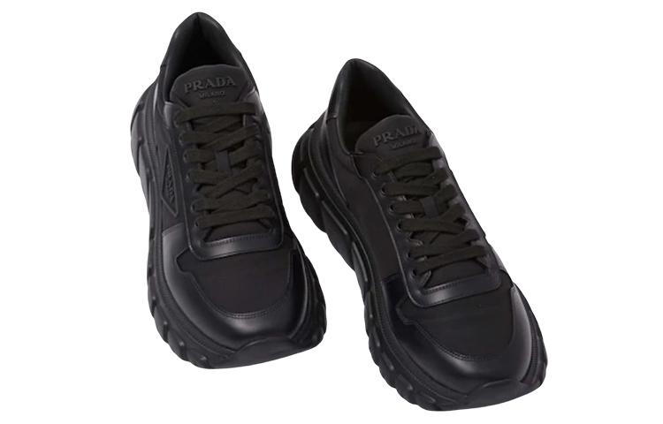 Shop PRADA 皮革 徽章 低筒 運動鞋 黑色