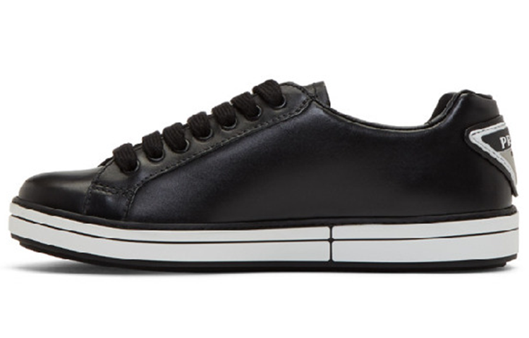 Buy 프라다 블랙 가죽 플라크 스니커 4E3314-6DT-F0002